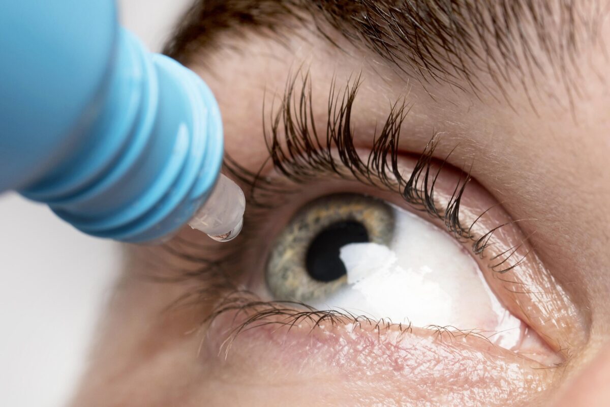 ما الذي يمكننا فعله لحماية العين من الإصابة؟، إن العين أحد اهم أعضاء الجسم حساسية وأهمها بالنسبة للإنسان، وإن تعرض العين لأصغر اذى قد يسبب ضرر كبير في العين قد يصل لفقدان البصر.