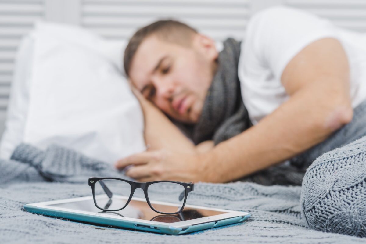 إن الحصول على قسط كافٍ من النوم ليلاً هو جوهري للصحة والعافية العامة. مع ذلك، قد لا يدرك الكثيرون أن النوم يلعب أيضًا دورًا هامًا في صحة العين.