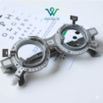 نظارات فحص النظر الاحترافية فوق لوحة اختبار الرؤية داخل عيادة د. سعيد الوعلاني لطب العيون في السعودية.