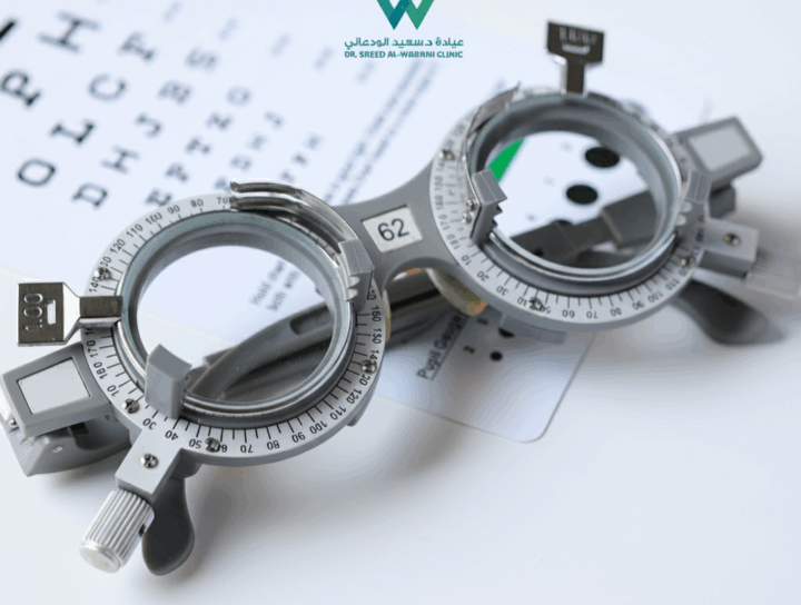 نظارات فحص النظر الاحترافية فوق لوحة اختبار الرؤية داخل عيادة د. سعيد الوعلاني لطب العيون في السعودية.