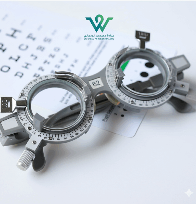 نظارات فحص النظر الاحترافية فوق لوحة اختبار الرؤية داخل عيادة د. سعيد الوعلاني لطب العيون في السعودية.